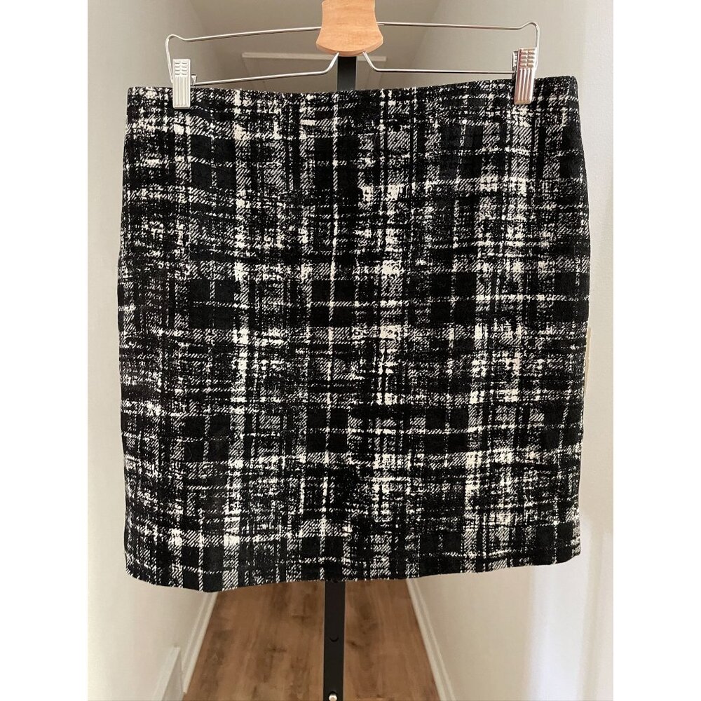 EUC Ann Taylor Black & White Plaid Skirt